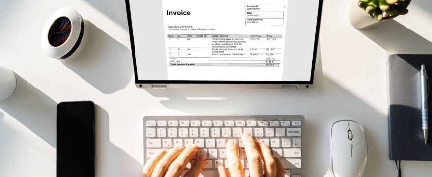 Kobieta przeglądająca faktury i dokumenty finansowe w biurze