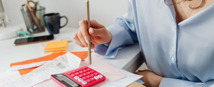 Księgowa analizująca faktury kosztowe i zestawienia finansowe